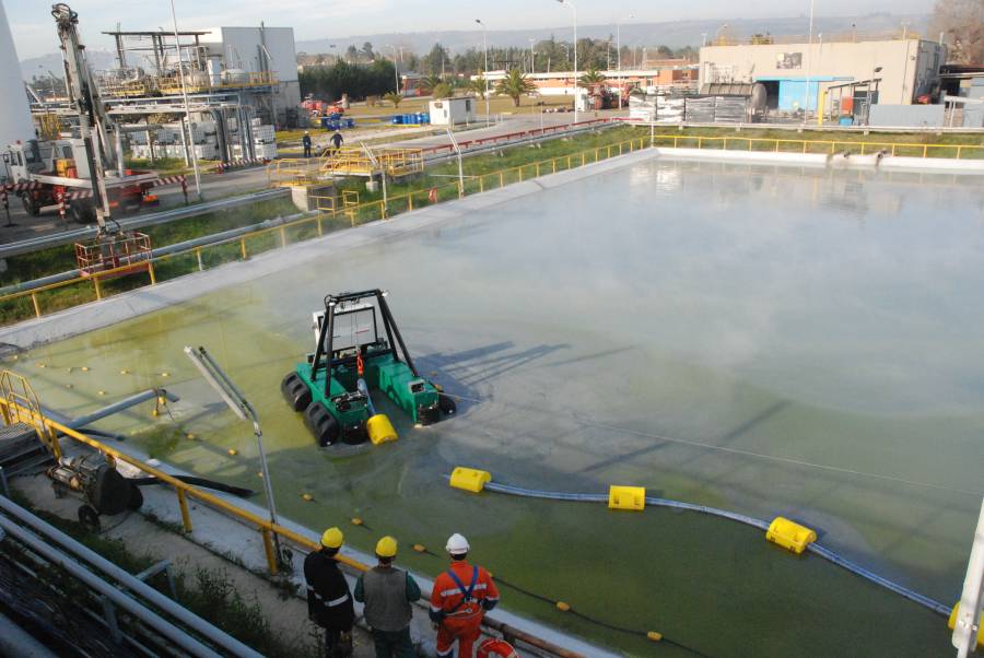 Draga radiocontrolada para el dragado de lodos industriales